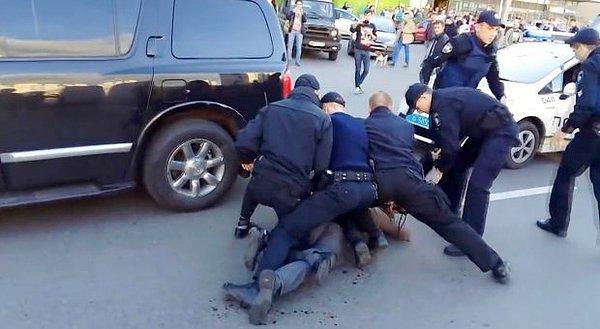 En sonunda 7 polis Oliynyk'i güç bela yere yatırmayı başarıyor. Ancak Oliynyk, polisin kendisini etkisiz hale getirerek kelepçe takmasını önlemek için güreş becerilerini kullanıyor!