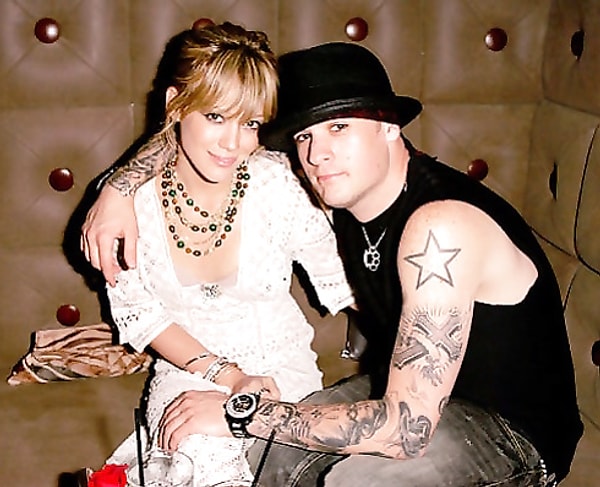 14. Хилари Дафф потеряла девственность с вокалистом группы Good Charlotte Джоэлом Мэденном. На тот момент они встречались.