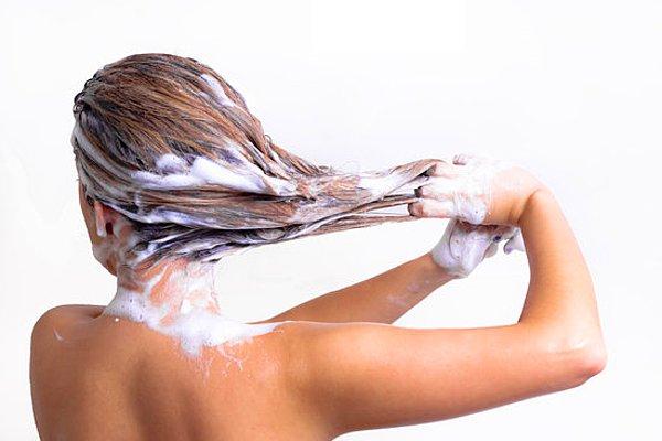 3. Saçlarınızı her gün şampuanlamak gereksiz olduğu kadar zararlı da olabilir.