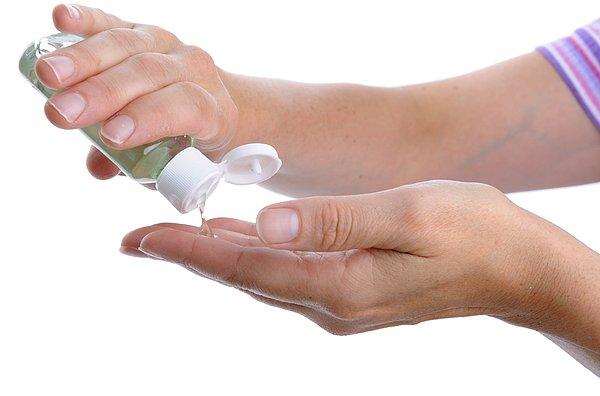5. Çoğu durumda el temizleme jelleri aslında su ve sabunla yıkamaktan çok daha az bakteri öldürür. Alkolsüz el antiseptiği jelleri düzenli kullanmak bakterilerin bunlara karşı bir direnç geliştirmesine sebep olur.