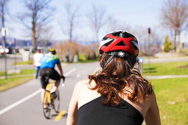 6. Bisiklet kaskı takmak sürücülerin araçlarını bisiklet kullanıcılarına daha yakından sürmelerine ve böylece olası kazalara sebep oluyor.