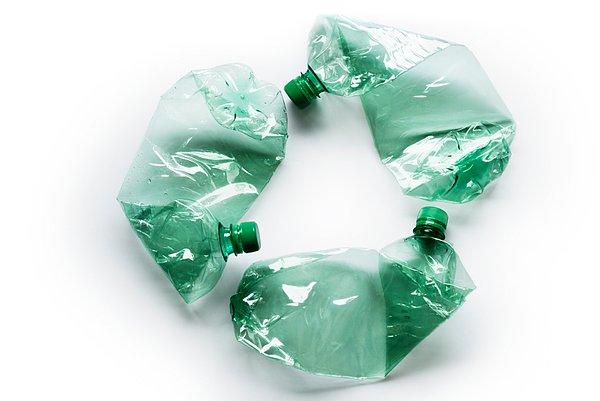 9. Dünyayı daha iyi bir yer haline getirme çabalarınızda dikkatli olun çünkü plastik şişeleri tekrar tekrar kullanmak bakteri yayılmasına sebep olabilir.