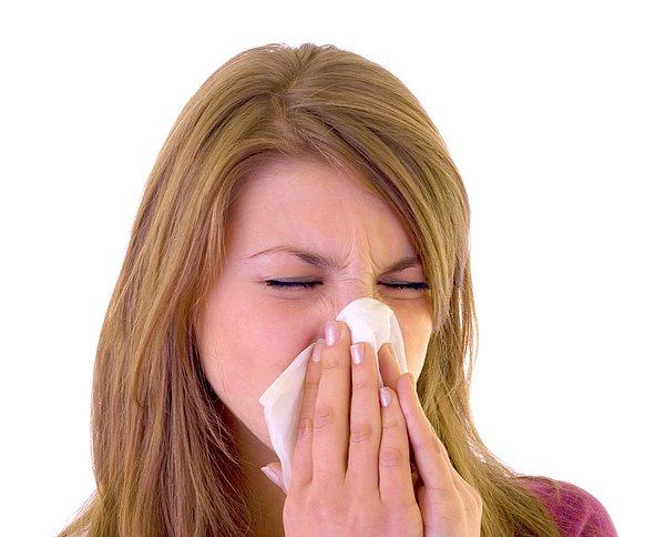 13. Burnu sümkürerek temizlemeye çalışmak aslında mukusun sinüslerinize daha çok yapışmasına sebep olarak enfeksiyonlara açık hale getirir.