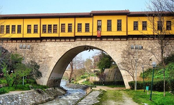11. Dünyadaki ilk çarşılı köprü 1442'de Bursa'da yaptırılan Irgandı Köprüsü'dür.