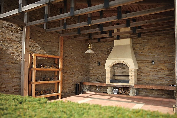 4. Снаружи есть зона для барбекю.