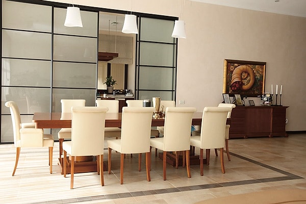 10. В коттедже есть даже столовая.