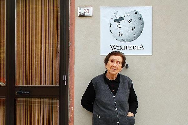 2. Anlattığı hikayelerle ünlü yaşlı teyzenin kapısının önüne Wikipedia logosu cuk oturmuş.