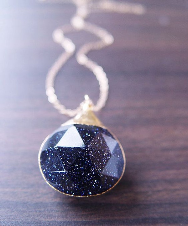 18. В целом, нужно сказать, что подобные украшения подчеркнут вашу утонченность и оригинальность, ведь быть приближенным к космосу не каждому дано :)