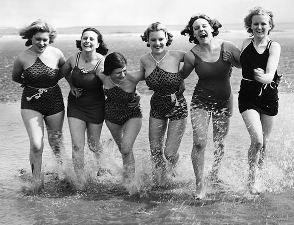 4. Ткани, из которых шились купальники, были ещё далеки от совершенства.