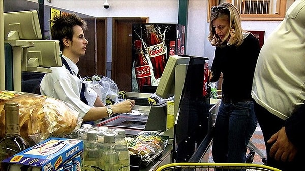 3. Кассовые дорожки делают маленькими и узкими, чтобы покупатели в последний момент реже отказывались от покупки.