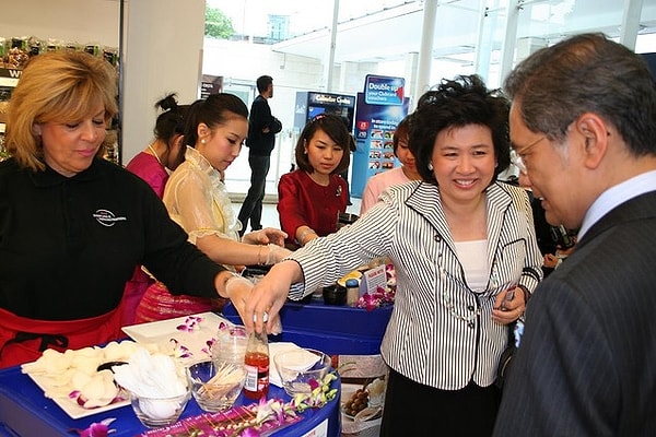 8. Вы не хотите попробовать наш новый продукт? Промоутер и внезапно разыгравшийся аппетит делают свое дело, и вот - вы уже мчитесь покупать то, что вам на самом деле совсем не нужно.