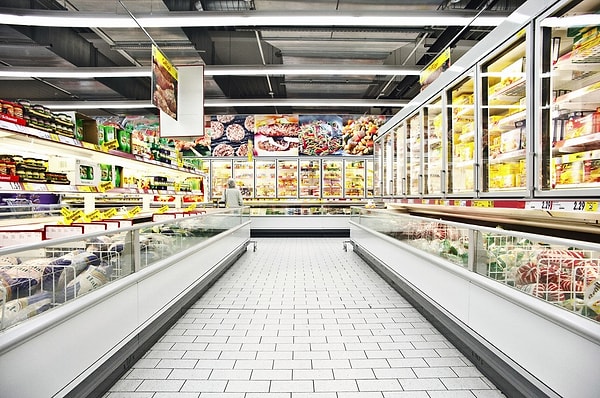 9. Ну где же яйца?! Яйца всегда имеет смысл искать где-то в глубине супермаркета. Вместе с молоком и сыром. Потому что это не те продукты, которые нужно "совать под нос"  - их и так купят.