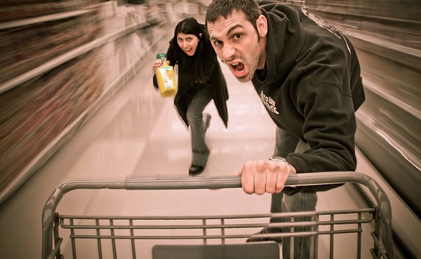 11. Самыми дорогими являются те товары, которые находятся на уровне глаз. Поскольку сильно наклоняться и высматривать что-то там внизу обычно никто не любит. В зависимости от страны (например, в Дании, где все высокие, или в Японии, где люди низкого роста) "уровень глаз" меняется.