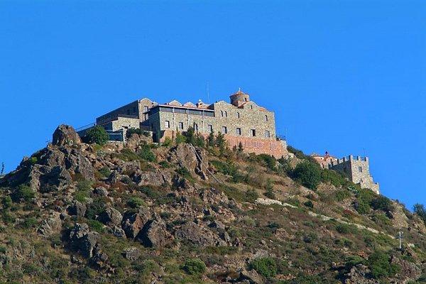 6. Stavrovouni Manastırı,	 Larnaka, Kıbrıs	 / Yapım yılı: 327