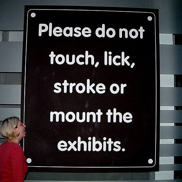 Надпись: "Пожалуйста, не трогайте, не лижите, не гладьте, не вскарабкивайтесь на экспонаты"