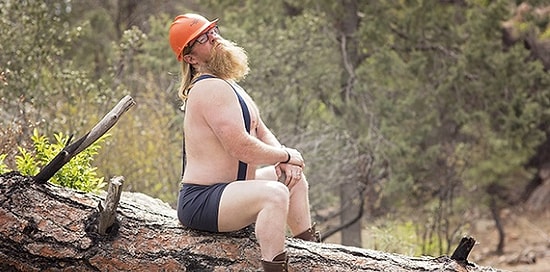 Благотворительный календарь со знойным дровосеком