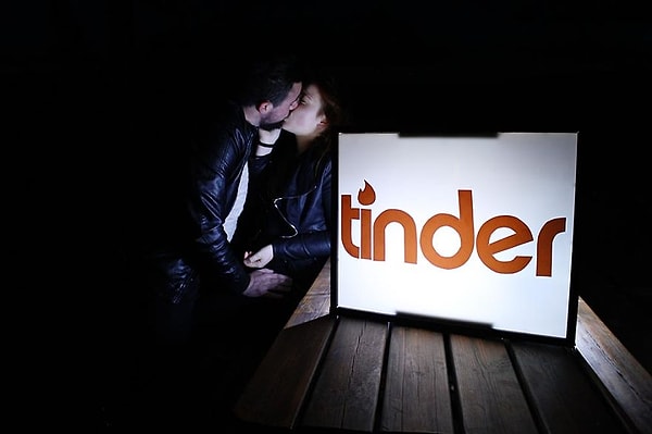 12. А логотип Tinder вполне заслуженно стоит на укромных скамеечках в романтичном лесочке неподалеку.