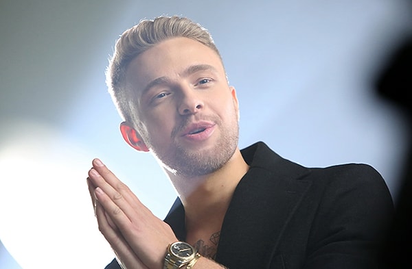 8. «В отличие от большинства сверстников я ставил перед собой масштабные цели. Раньше та жизнь и работа, которую я имею сейчас, выглядела сказкой. А сегодня артисты сами к тебе подходят и знакомятся»