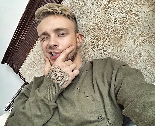 10. Кстати, у каждой простой девчонки есть шанс отправиться на выпускной бал с Егором Кридом