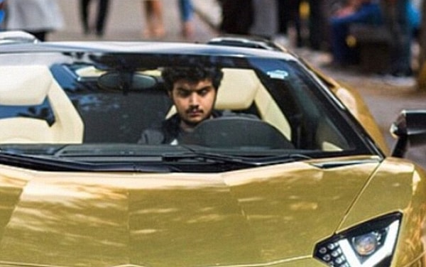 2. Журналисты немедленно пустились в погоню за саудовским плейбоем.