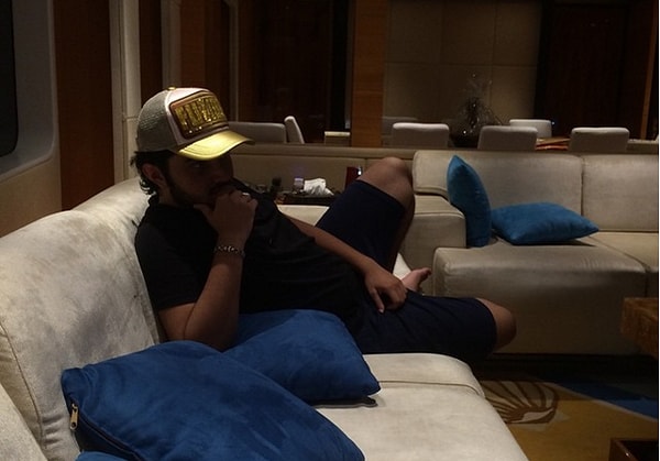 9. Куплены авто, само собой, не на последнюю зарплату, потому что денег хватает еще и на самые дорогие отели.