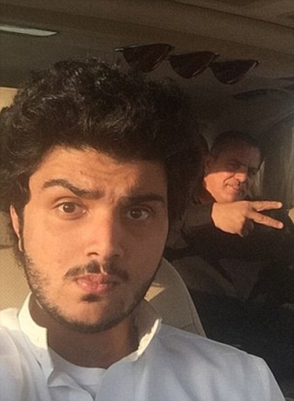 12. Молодой человек без комплексов и не стесняется повторять, что "папа покупает ему все, что он захочет".