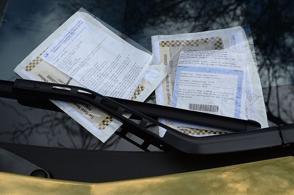 14. А мы ведь еще забыли рассказать, что в Англии его оштрафовали за неправильную парковку.