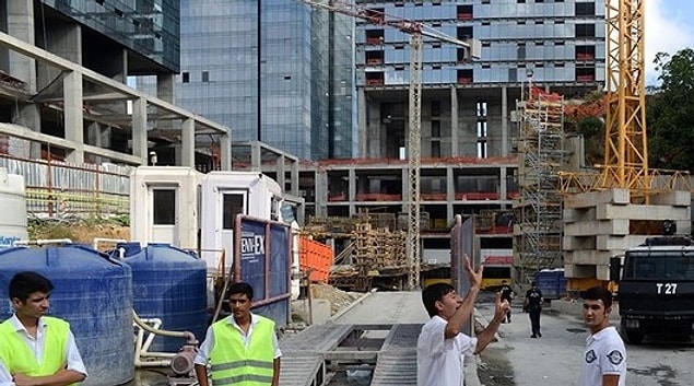 12. Bir anda başka bir şehirdeki projeye kaydırıldığını gayet normal bir şeymiş gibi öğrenirsin. Akşam çantanı hazırlar sabah yola çıkarsın.
