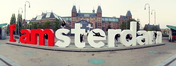 Önünde fotoğraf çektirmemiş turistlerin Hollanda'nın başkenti Amsterdam'a gitmiş sayılmadığı bu dev harflerden illaki haberiniz vardır.