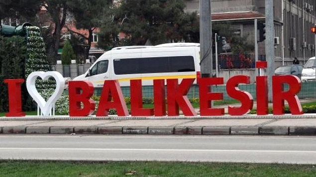 Bu Balıkesir'deki yazının eski hali. Gelen tepkiler üzerine "ben" anlamına gelen "I" harfinin kaldırıldığını biliyor muydunuz?