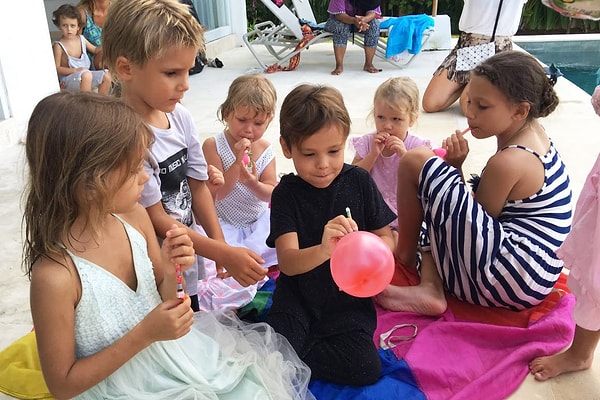 4. Сначала Сэма и его друзей развлекали аниматоры, устраивая шоу с химическими реагентами, показывая детям сухой лед и мыльные пузыри.