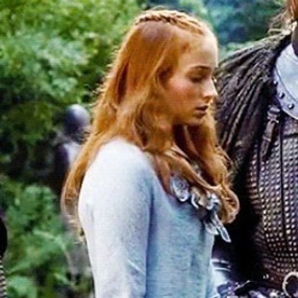 6. В другой сцене волосы Лианны уложены в том же «Северном стиле», что волосы Сансы в 1 сезоне