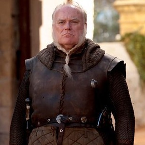 7. Возможно, вы упустили еще один флэшбек: пользователь Reddit указывает, что мальчик, стоящий рядом с Нэдом и Бендженом – не их старший брат Брандон, а молодой Родрик Кассель (мастер над оружием в Винтерфелле, которого убил Теон)