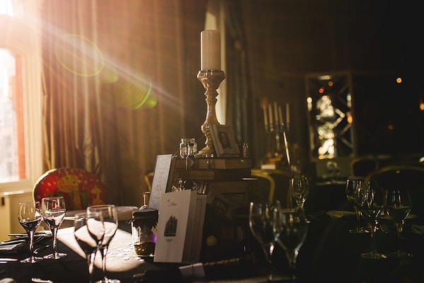 12. Мы не забыли упомянуть о том, что столы были украшены в стиле факультетов школы магии?