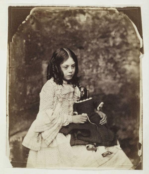 Belki de bu fotoğrafların ilhamı sayesinde Alice Harikalar Diyarı kaleme alındı.