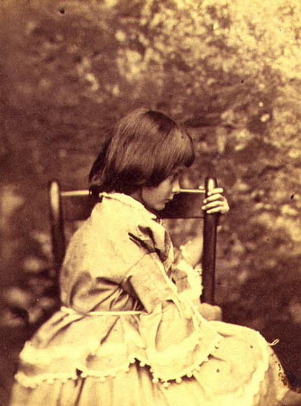 Alice ile Carroll arasındaki tanışıklık, 1863'de sebebi bilinmeyen biçimde sonlanmış.
