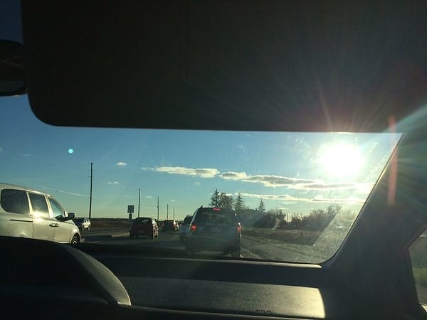 1. Когда опускаешь козырек, чтобы спрятаться от солнца, но ты слишком низкая, чтобы это сработало