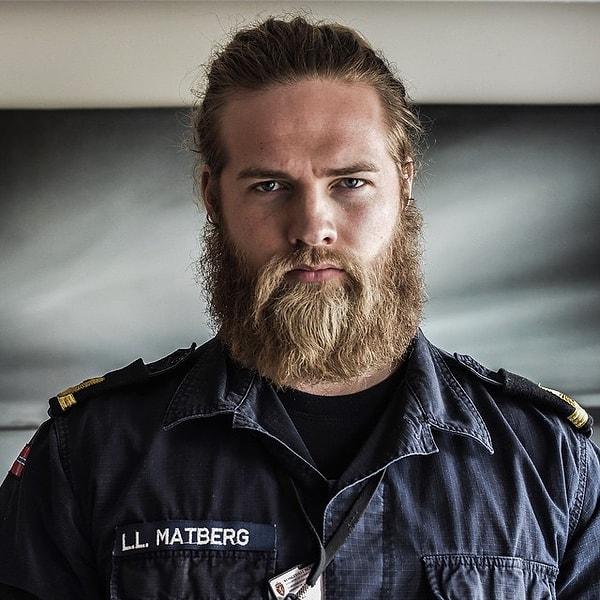 Norveç donanmasında teğmen.
