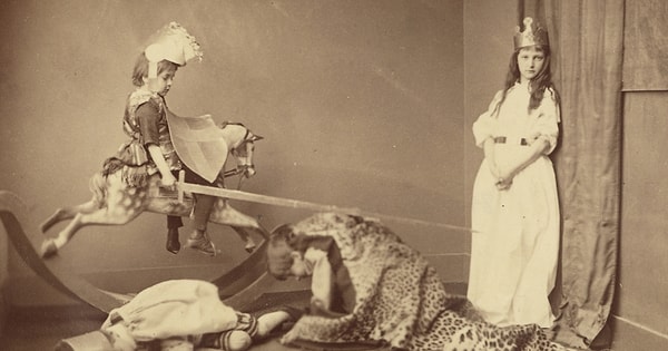 6. Позже, по просьбе самой девочки, которая была в полном восторге от сказки, Льюис записал эту историю на бумагу, назвав свое произведение "Приключениями Алисы под землей".