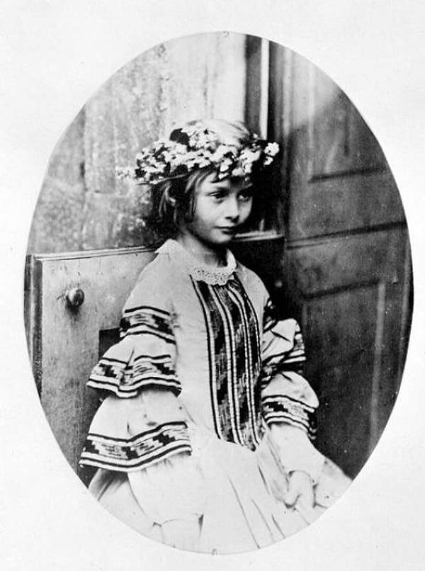 8. Такая дружба породила слухи о его педофилии, которые, впрочем, никем, нигде и никогда не были доказаны.