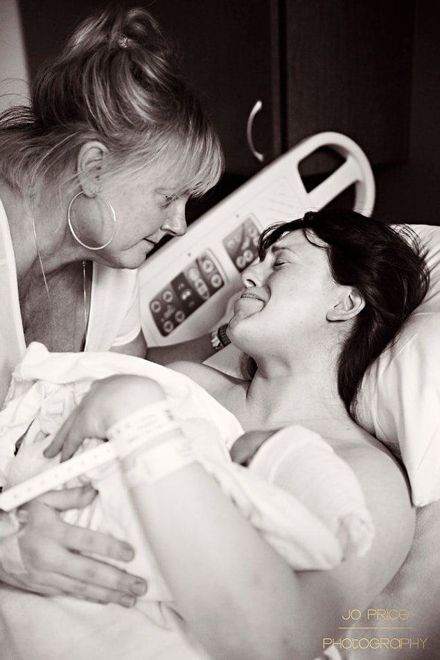 3. Bir bebek, anne ve anneanne arasındaki özel an.