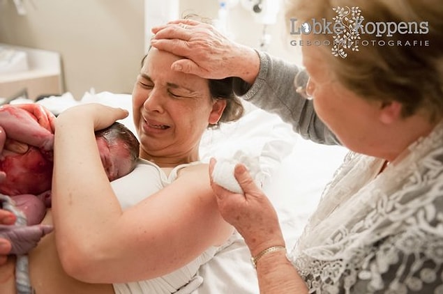 9. 81 yaşındaki anne, sperm donörüyle hamile kalmayı tercih eden kızını, hem hamilelik hem doğumu boyunca asla yalnız bırakmıyor.