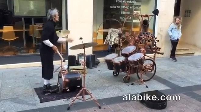 Bateri Çalma İşini Farklı Bir Boyuta Taşıyan Sokak Müzisyeninden Enfes Performans