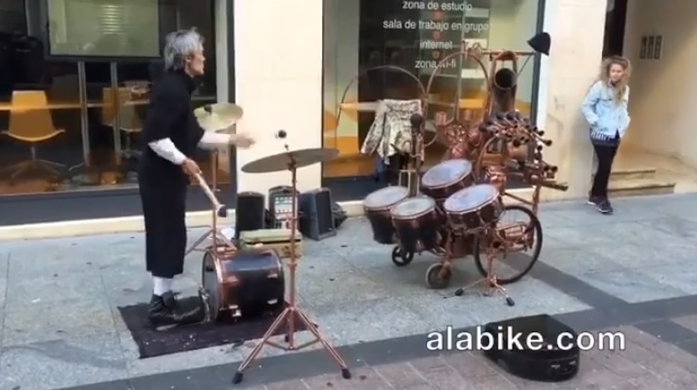 Bateri Çalma İşini Farklı Bir Boyuta Taşıyan Sokak Müzisyeninden Enfes Performans