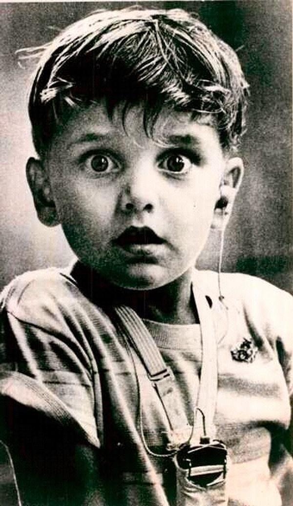 22. Sol kulağına takılan cihaz sayesinde ilk kez duyan ve duyduğu an verdiği tepki ile ünlenen 5 yaşındaki Harold Whittles, 1979.