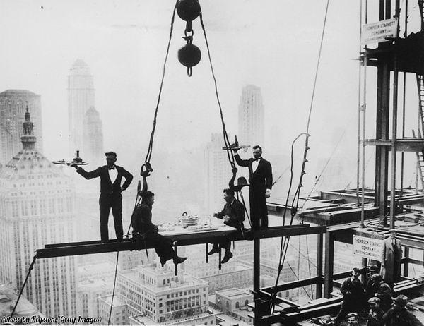 25. Waldorf-Astoria otelinin yapımı sırasında bir çelik kiriş üzerinde işçilere hizmet eden iki garson, New York, 1930.