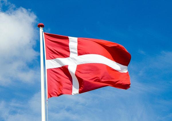 En eski bayrak, Danimarkalılara ait. Bayrak 1219 yılında tasarlanmış.