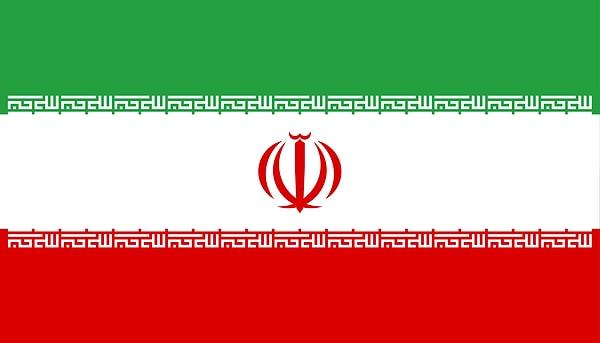 İran bayrağında 22 kere Allah-u Ekber yazıyor.
