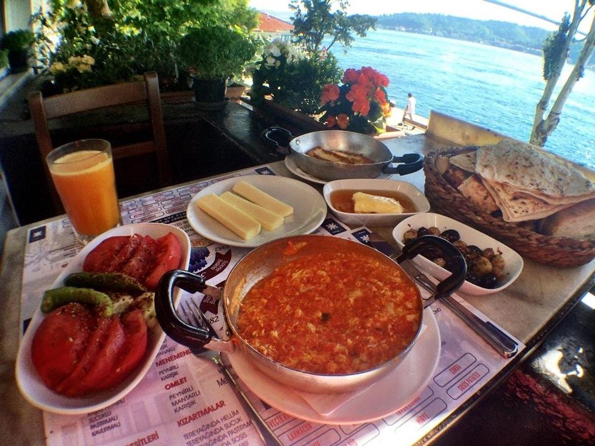Завтрак в стамбуле недорого. Традиционный турецкий завтрак. Завтрак в Стамбуле. Завтрак в Стамбуле кафе. Традиционный турецкий завтрак в Стамбуле.