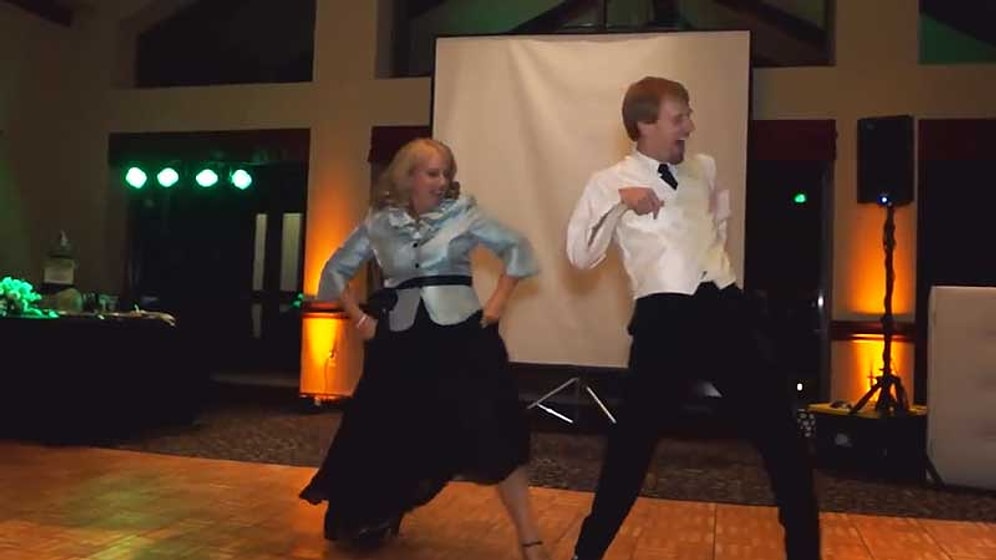 Anne ve Oğlundan Düğünde İnanılmaz Dans Performansı